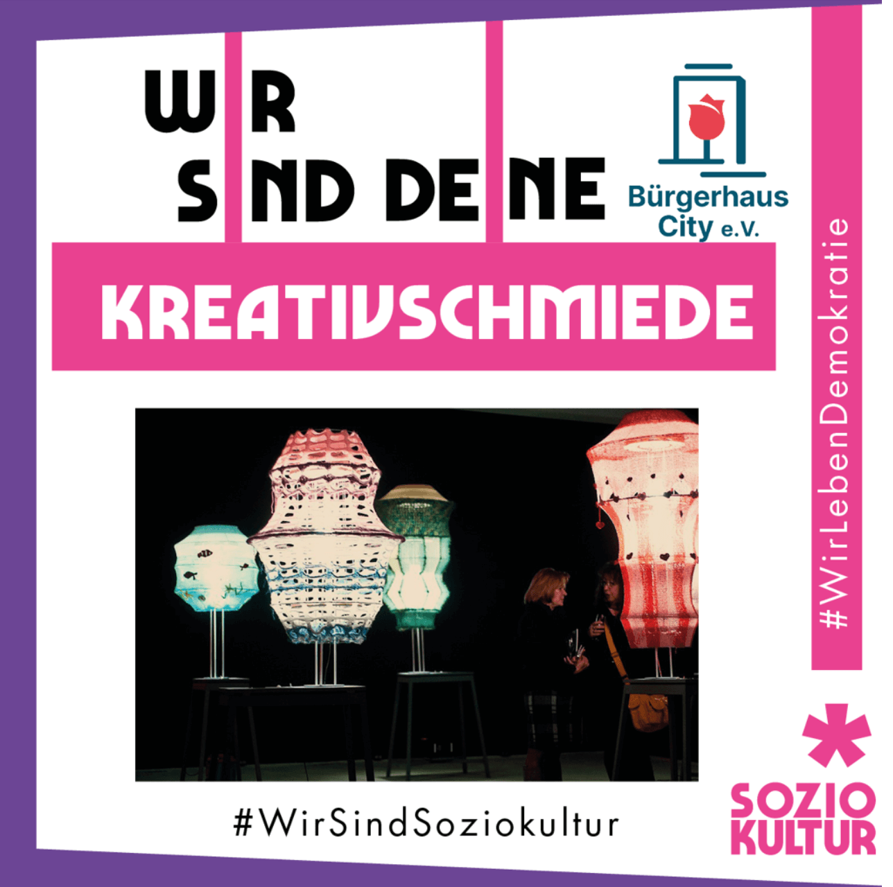 Ausstellung beleuchteter Kunstobjekte im Bürgerhaus City mit Slogan Wir sind deine Kreativschmiede.