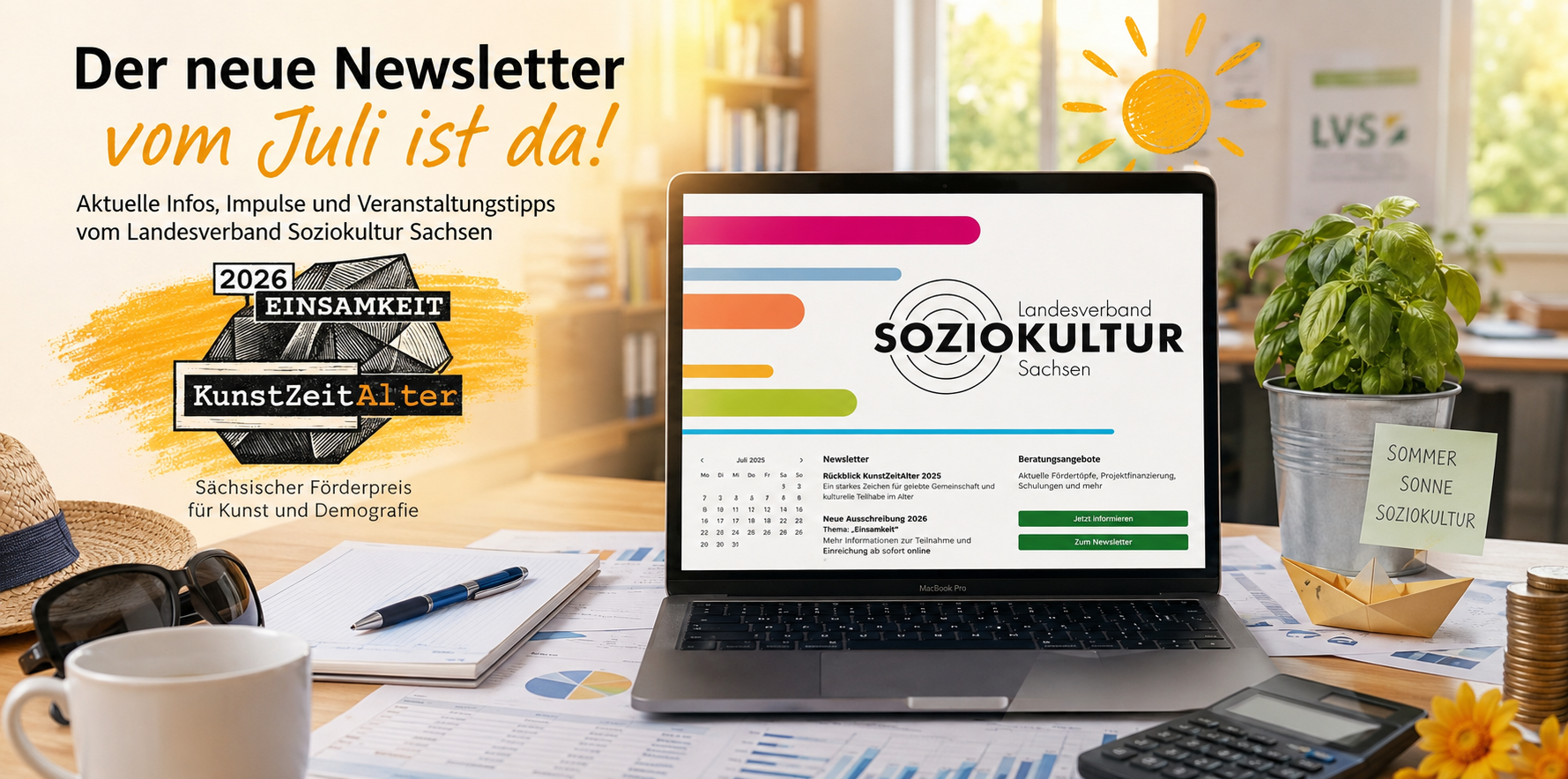 Sommerliches Banner zum Juli-Newsletter des Landesverbands Soziokultur Sachsen: Laptop mit Newsletter, Schreibtisch mit Unterlagen, Kaffeetasse und Basilikum. Hinweis auf den Sächsischen Förderpreis „KunstZeitAlter 2026 – Einsamkeit“ sowie Beratungsangebote.