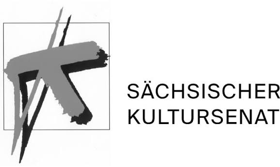 Logo des Sächsischen Kultursenats mit abstrakter, schwarz-grauer grafischer Form links und dem Schriftzug „SÄCHSISCHER KULTURSENAT“ rechts.