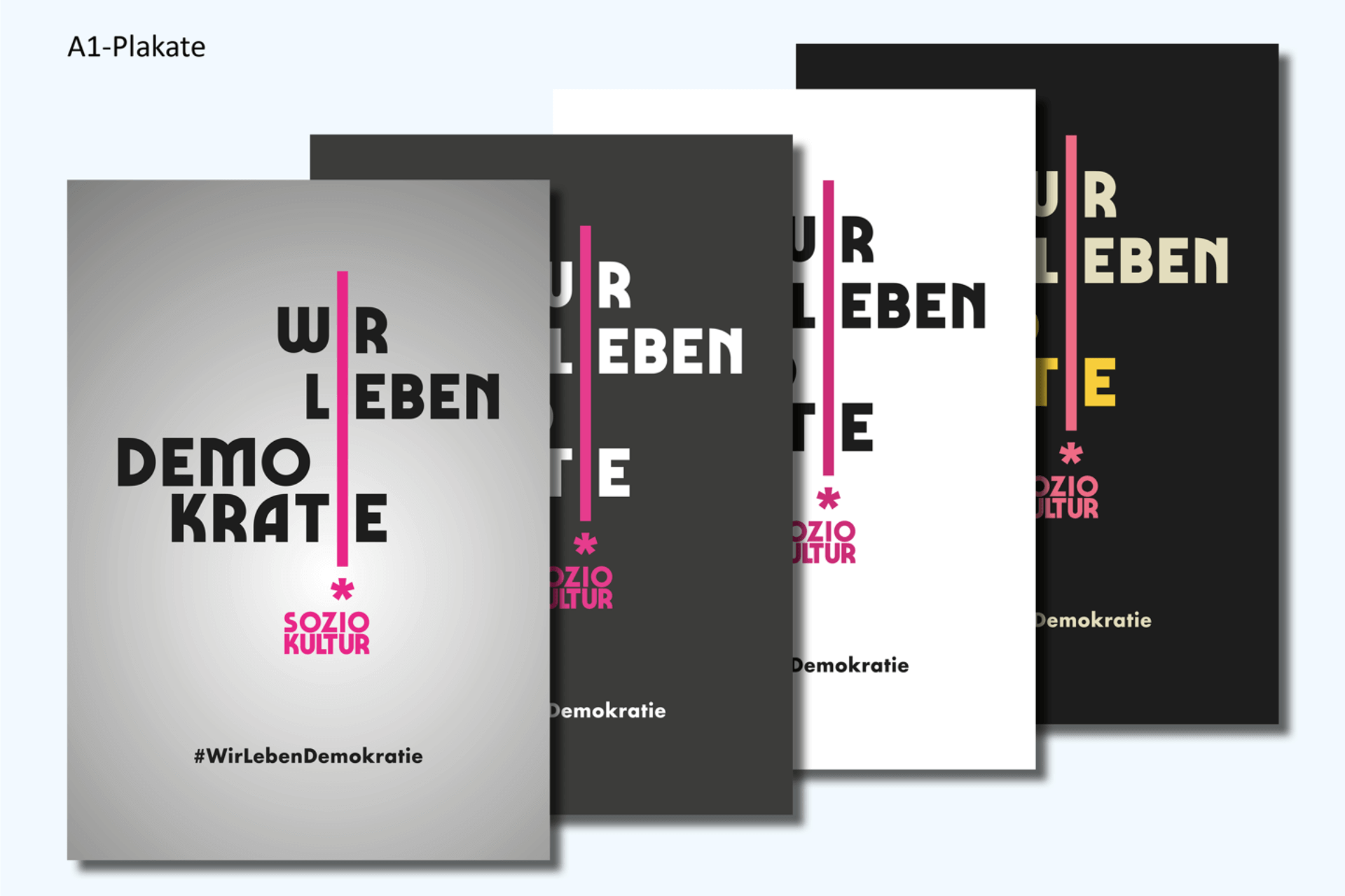 Vier A1-Plakate der Kampagne Wir leben Demokratie in verschiedenen Farbausführungen.