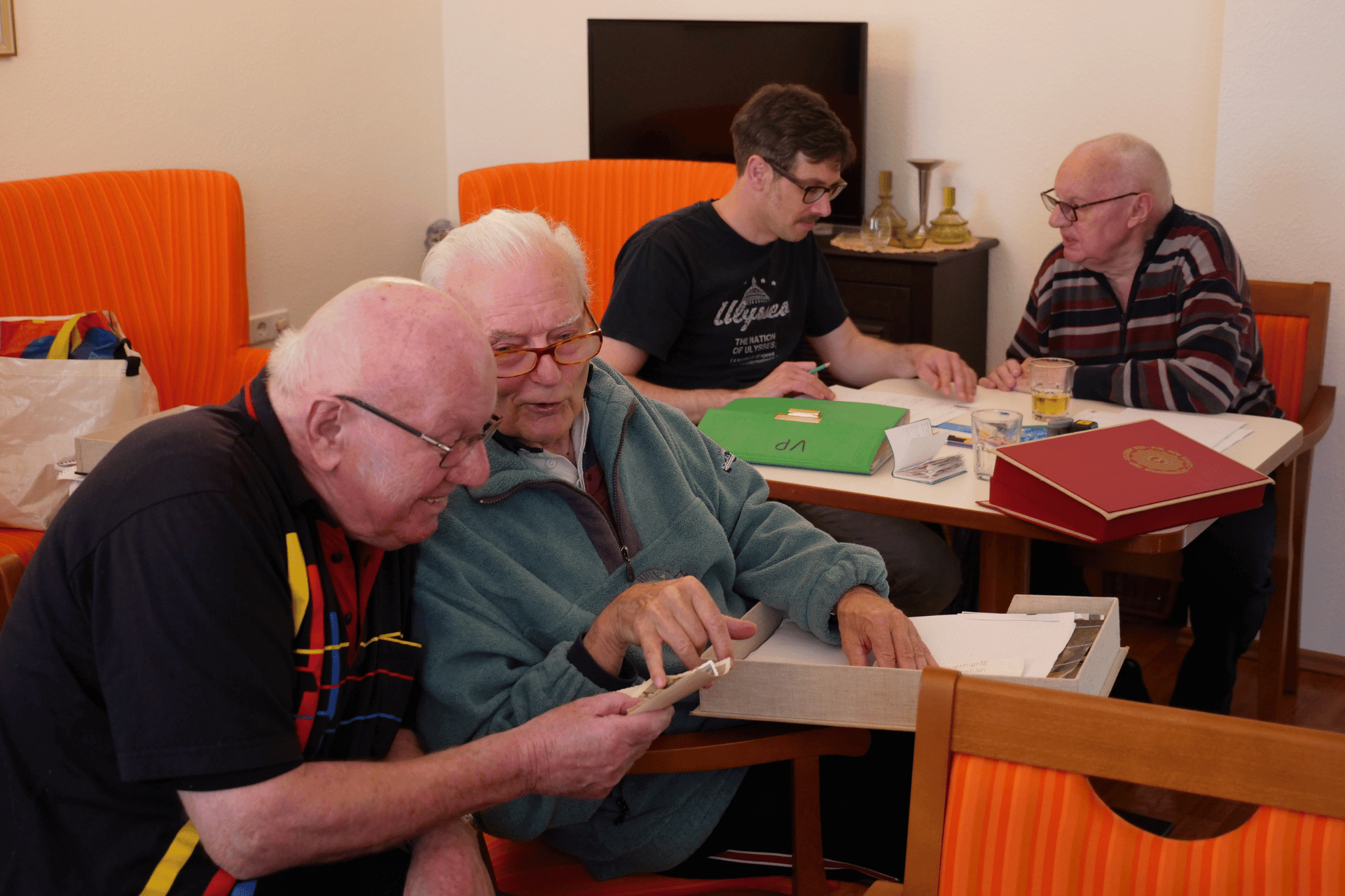 Zwei Personen betrachten Comic-Zeichnungen an einem Fenster der GEH8 in Dresden.