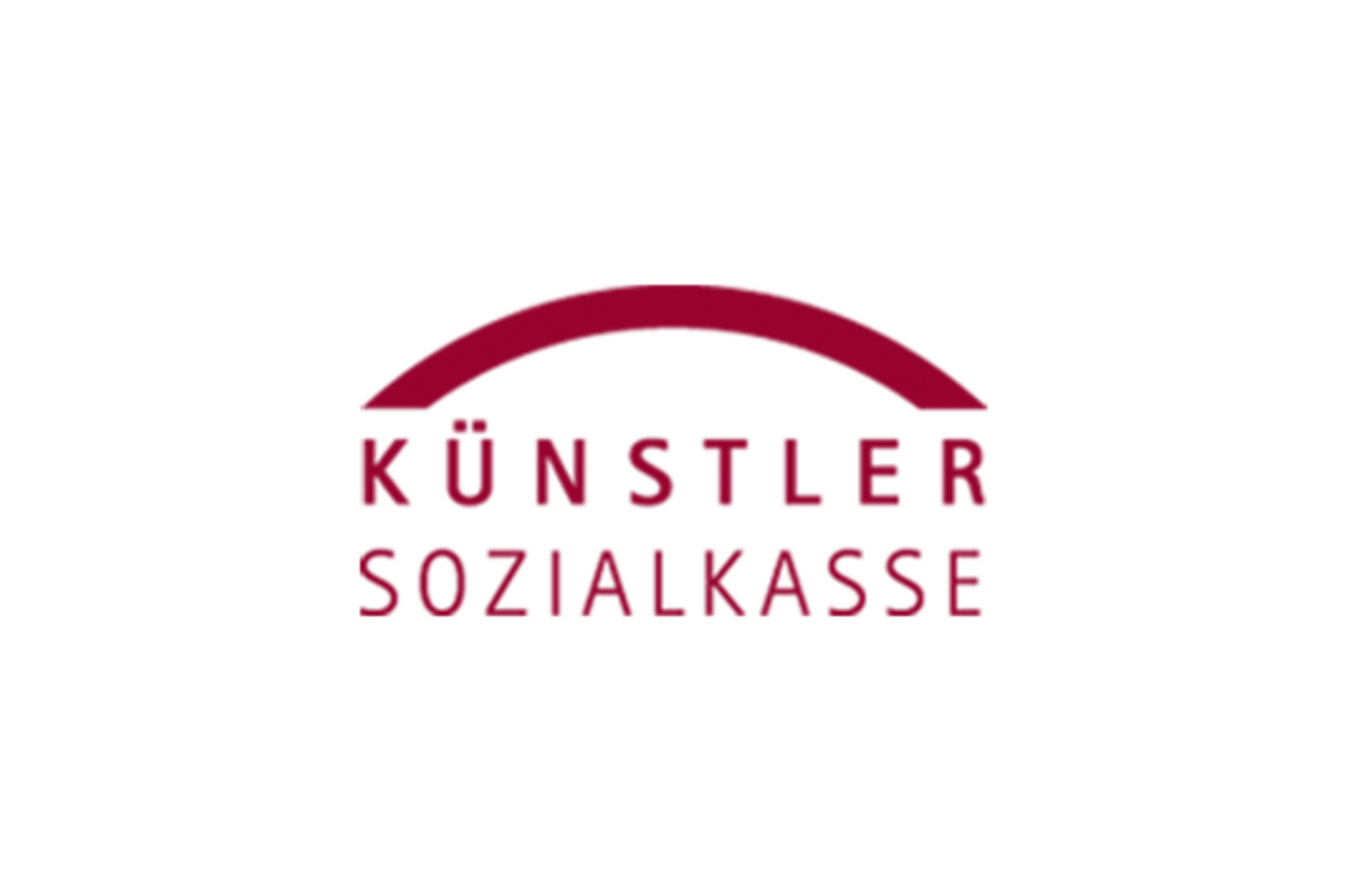 Das Logo der Künstlersozialkasse auf weißem Hintergrund. Es besteht aus einem markanten bordeauxroten Bogen, der sich über dem zweizeiligen Schriftzug wölbt. In der oberen Zeile steht das Wort „KÜNSTLER“ in einer serifenlosen Versalschrift, darunter folgt das Wort „SOZIALKASSE“ in einer etwas schmaleren Schriftart. Das gesamte Design ist minimalistisch und in einem einheitlichen Dunkelrot gehalten.