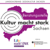 Das Logo der Beratungsstelle Kultur macht stark Sachsen auf weißem Hintergrund. Im Zentrum steht die Silhouette des Bundeslandes Sachsen in Magenta. Überlagert wird diese links von einem kreisförmigen Zielscheiben-Symbol und dem prominenten Schriftzug „Kultur macht stark Sachsen“. Am oberen Bildrand steht „Landesverband Soziokultur Sachsen“. Im unteren Bereich befinden sich weitere Logos: Das bunte Logo der Bundesinitiative „Kultur macht stark – Bündnisse für Bildung“. Das Logo des Bundesministeriums für Bildung und Forschung mit dem Bundesadler und dem Hinweis „Gefördert vom“.