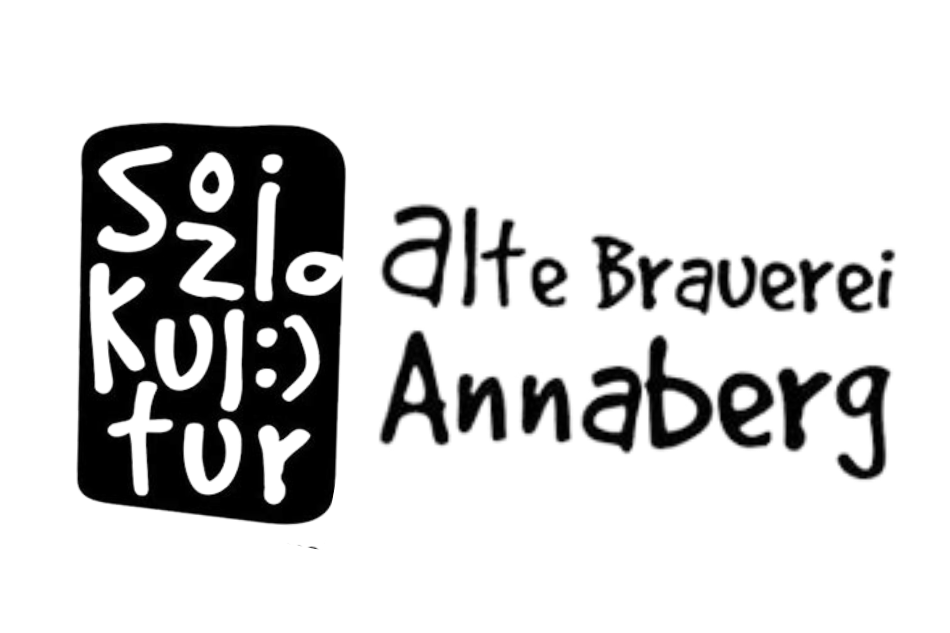 Schwarz-weißes Logo mit einem schwarzen, abgerundeten Quadrat links, in dem in verspielter, handgezeichneter Schrift „Soziokultur“ steht; rechts daneben der Schriftzug „alte Brauerei Annaberg“ in lockerer, handschriftlicher Typografie.