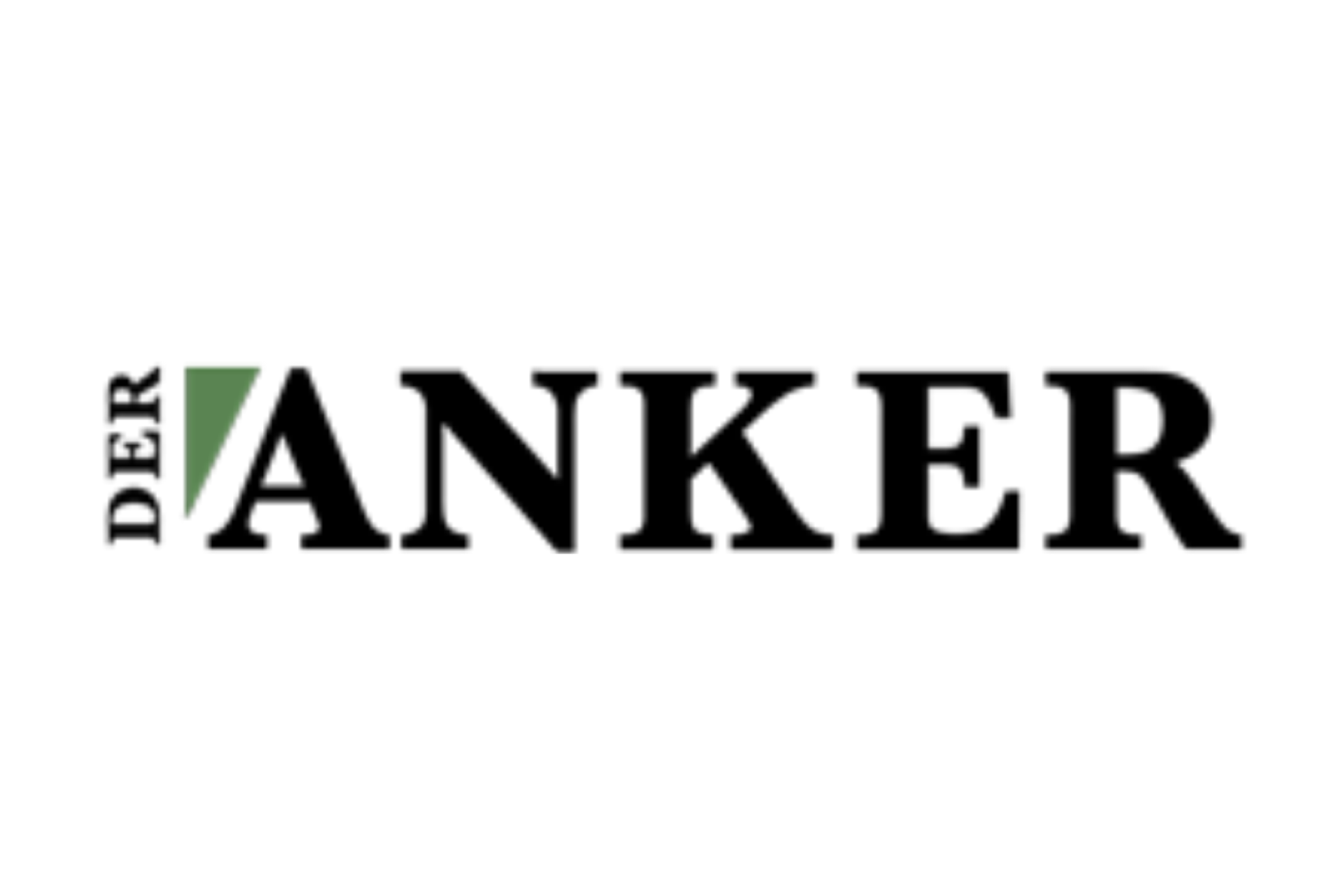 Logo mit dem Wort ‚DER ANKER‘ in schwarzer Serifen­schrift; das Wort ‚DER‘ steht vertikal links neben einem grünen, dreieckigen Formelement, das in den Buchstaben ‚A‘ von ‚ANKER‘ übergeht, auf weißem Hintergrund.