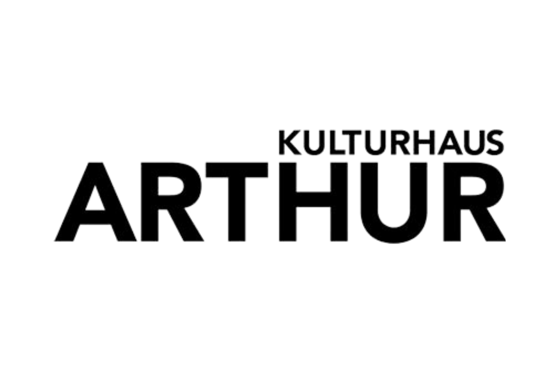 Schwarzweißes Logo mit dem Wort ‚ARTHUR‘ in großer, fetter Blockschrift; darüber rechtsbündig steht das kleinere Wort ‚KULTURHAUS‘ in Großbuchstaben, auf weißem Hintergrund.