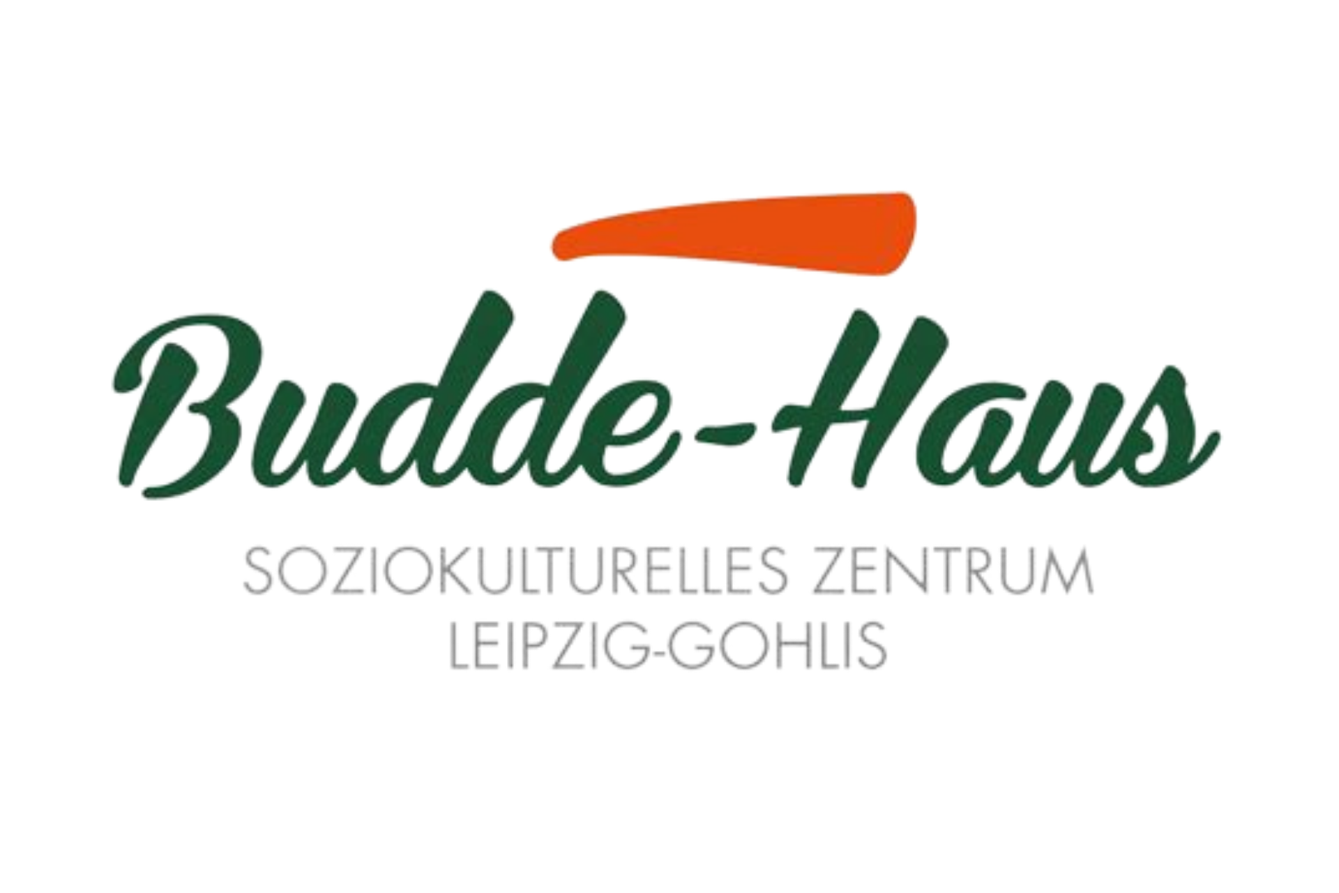 Logo des Budde-Hauses, ein soziokulturelles Zentrum in Leipzig-Gohlis. Der Schriftzug 'Budde-Haus' ist in einer geschwungenen, dunkelgrünen Schreibschrift gehalten, darüber befindet sich ein abstraktes, orangefarbenes Symbol. Darunter stehen in zwei Zeilen in kleinerer, grauer, serifenloser Schrift die Zusätze 'SOZIOKULTURELLES ZENTRUM' und 'LEIPZIG-GOHLIS'.
