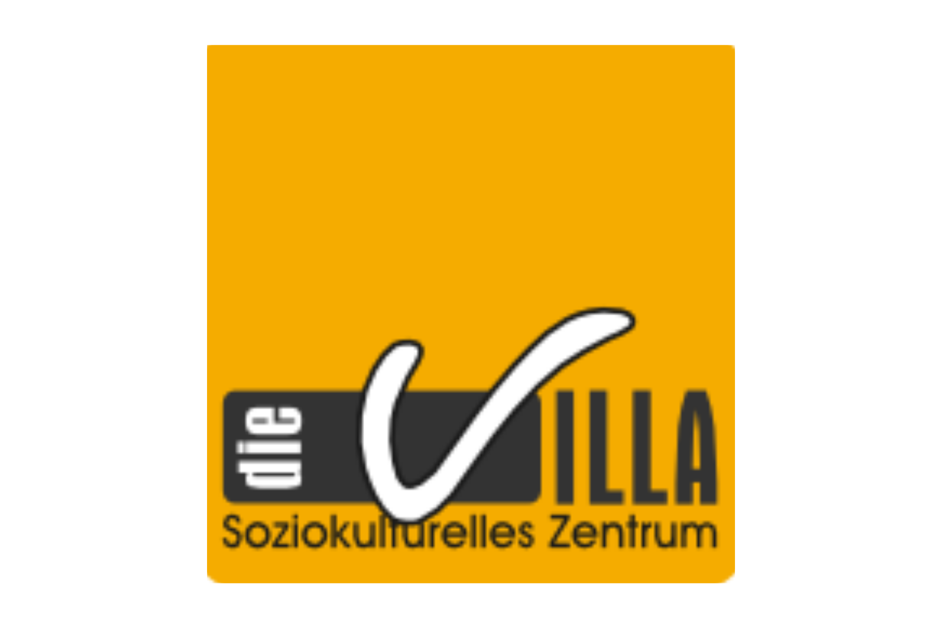 Logo des soziokulturellen Zentrums ‚die VILLA‘. Auf einem gelben, quadratischen Hintergrund mit abgerundeten Ecken befindet sich ein dunkelgraues, rechteckiges Feld. Darin steht der Schriftzug ‚die VILLA‘, wobei das ‚V‘ durch einen großen, weißen Haken oder eine schwungvolle Linie betont wird. Unter dem grauen Feld steht in schwarzer Schrift die Bezeichnung ‚Soziokulturelles Zentrum‘.