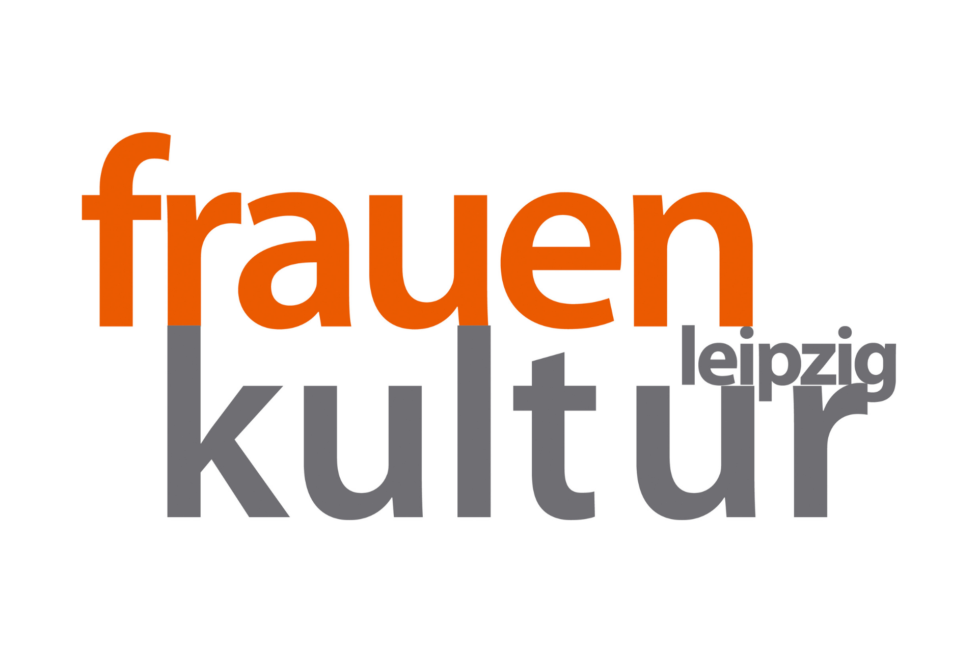 Das Logo für „frauen kultur leipzig“ besteht aus dem zweizeiligen Schriftzug in einer serifenlosen Schriftart auf weißem Hintergrund: Das Wort „frauen“ ist in einer orangen Farbe gesetzt, während das darunter stehende Wort „kultur“ in einer dunkelgrauen Farbe geschrieben ist. Das Wort „leipzig“ ist in einer kleineren, ebenfalls dunkelgrauen Schrift rechtsbündig unter dem Wort „frauen“ und am Ende des Wortes „kultur“ platziert.