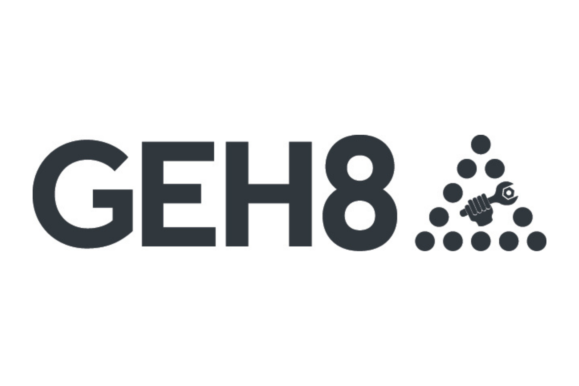 Das Logo zeigt den Schriftzug „GEH8“ in einer serifenlosen, dunkelgrauen Schriftart. Rechts neben dem Schriftzug befindet sich ein aus Punkten zusammengesetztes Dreieck, in dem ein stilisierter Arm mit einer erhobenen Faust, die einen Schraubenschlüssel hält, integriert ist.