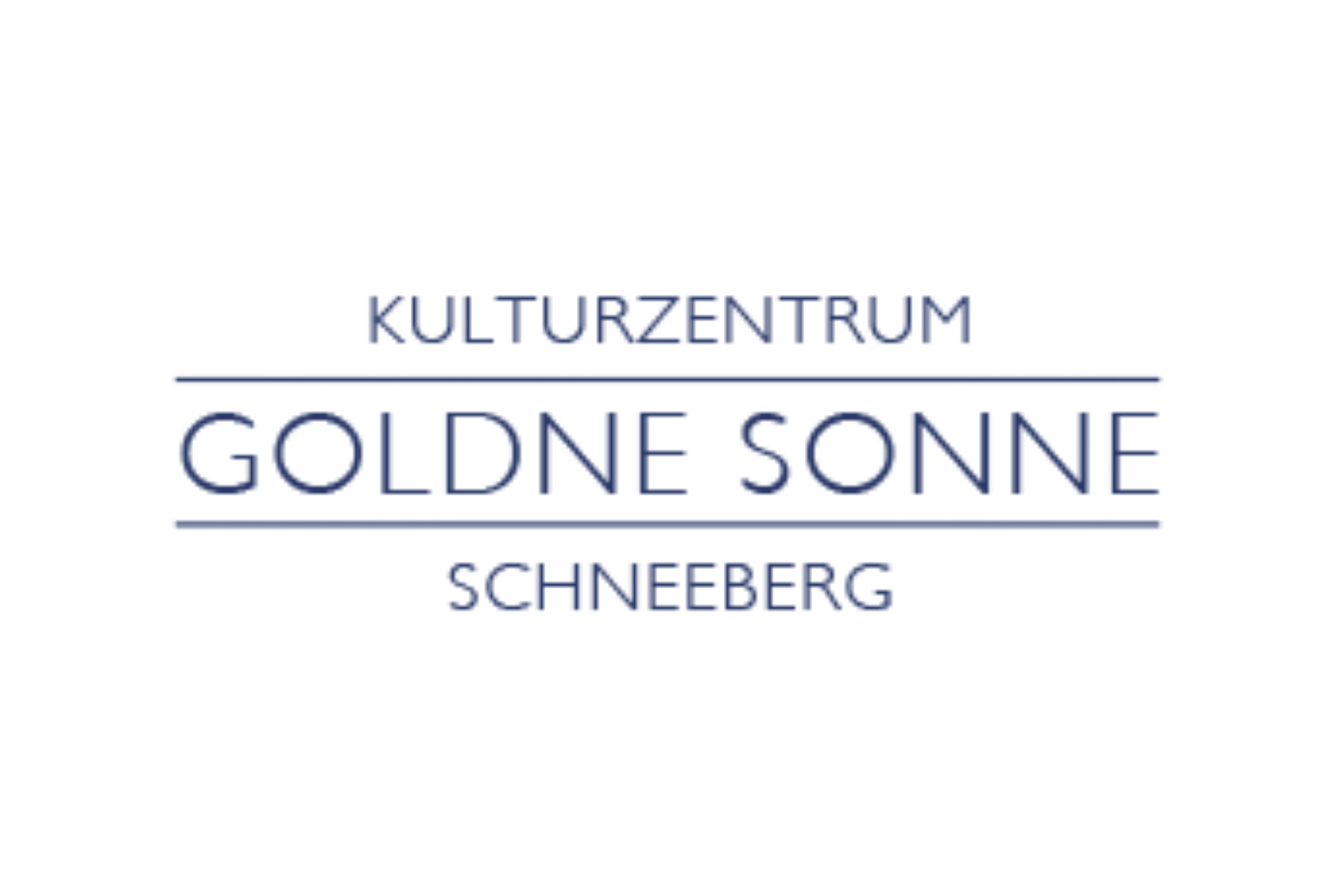Das Logo für das „Kulturzentrum Goldne Sonne Schneeberg“ ist in einer schlichten, dunkelblauen serifenlosen Schrift auf weißem Hintergrund gestaltet. Der Text ist zentriert angeordnet: Über dem Hauptschriftzug „GOLDNE SONNE“ steht „KULTURZENTRUM“, darunter „SCHNEEBERG“. Die Zeile „GOLDNE SONNE“ wird oberhalb und unterhalb von jeweils einer horizontalen Trennlinie begrenzt.