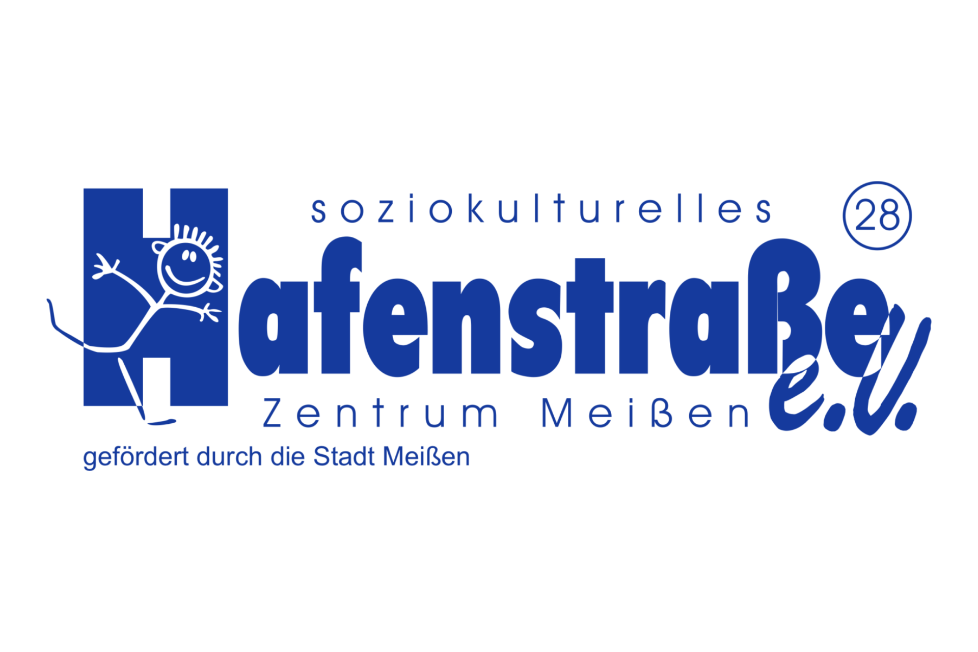 Das Logo des soziokulturellen Zentrums „Hafenstraße e.V.“ in Meißen zeigt einen großen, dunkelblauen Buchstaben „H“, in den eine fröhliche, strichmännchenartige Figur integriert ist. Rechts daneben steht in blauer Schrift „afenstraße“, gefolgt von der Abkürzung „e.V.“. Über und unter diesem Schriftzug finden sich die Zusätze „soziokulturelles“ und „Zentrum Meißen“. Oben rechts befindet sich ein kleiner Kreis mit der Zahl „28“. Am unteren Rand steht der Hinweis: „gefördert durch die Stadt Meißen“.