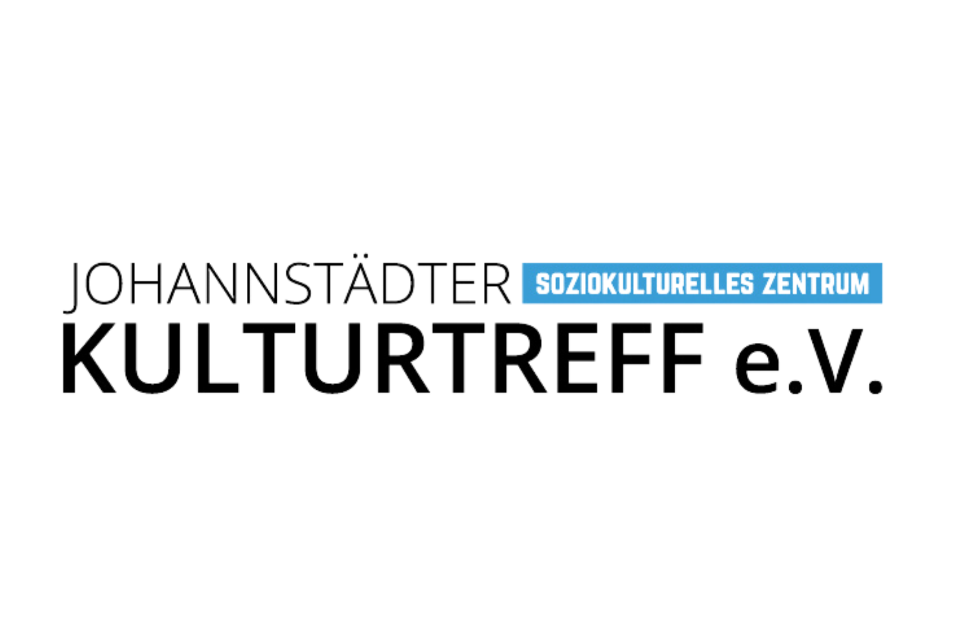 Das Logo für den „JOHANNSTÄDTER KULTURTREFF e.V.“ ist in einer klaren, schwarzen Schriftart auf weißem Hintergrund gehalten. Der Begriff „JOHANNSTÄDTER“ steht in einer dünneren Schriftzeile darüber, während der Hauptname „KULTURTREFF e.V.“ in einer größeren, fettgedruckten Schrift darunter zentriert ist. Neben „JOHANNSTÄDTER“ befindet sich ein blaues, rechteckiges Feld mit der weißen Aufschrift „SOZIOKULTURELLES ZENTRUM“.
