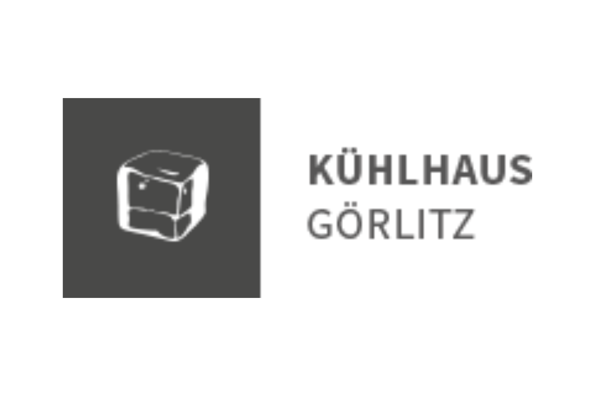 Das Logo für das „KÜHLHAUS GÖRLITZ“ besteht aus einem quadratischen, dunkelgrauen Feld auf der linken Seite, in dem ein weißer, stilisierter Eiswürfel abgebildet ist. Rechts daneben steht in zwei Zeilen der Schriftzug „KÜHLHAUS“ und darunter „GÖRLITZ“ in einer schlichten, grauen, serifenlosen Schrift.