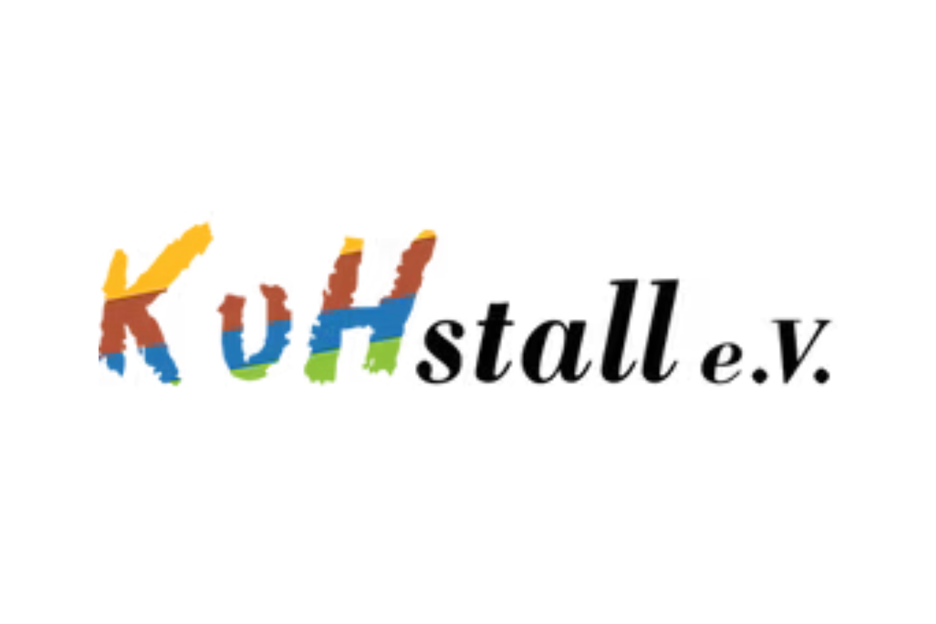  Gemini hat gesagt Das Logo des „KuHstall e.V.“ zeigt den Schriftzug „KuHstall e.V.“ auf weißem Hintergrund. Die Buchstaben „K“, „u“ und „H“ sind in einer künstlerischen, pinselstrichartigen Optik gestaltet und weisen jeweils mehrfarbige Texturen in Gelb, Braun, Blau, Rot und Grün auf. Der nachfolgende Teil „stall e.V.“ ist in einer einfachen, schwarzen Serifenschrift gesetzt.