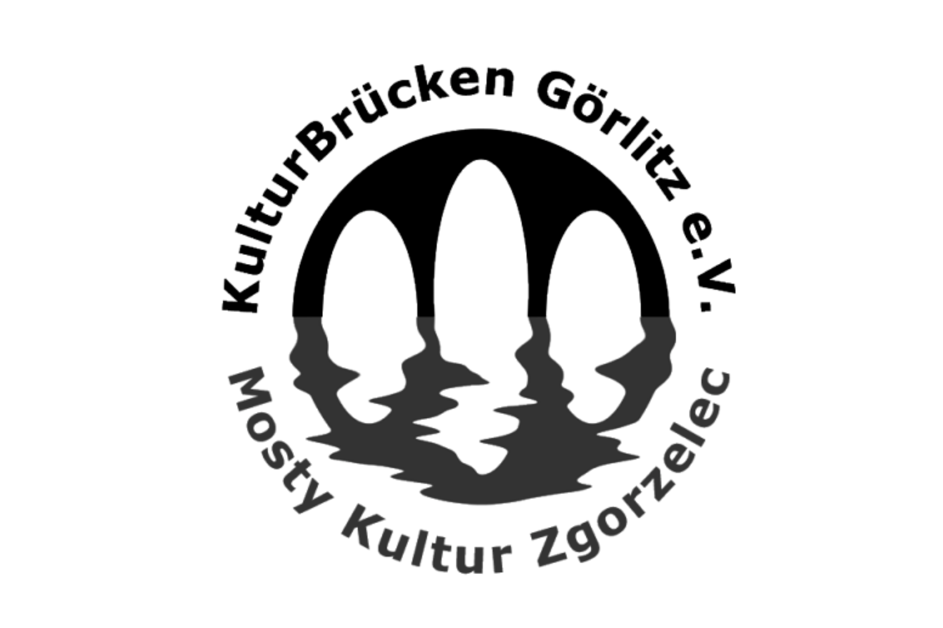 Das Logo des Vereins „KulturBrücken Görlitz e.V. / Mosty Kultury Zgorzelec“ ist kreisförmig angeordnet. Zentrales Element ist eine schwarze Darstellung einer Brücke mit drei Bögen, die sich in einer stilisierten Wasserfläche darunter spiegelt. Um diese Grafik herum verläuft kreisförmig der Vereinsname, wobei „KulturBrücken Görlitz e.V.“ im oberen Bereich und „Mosty Kultury Zgorzelec“ im unteren Bereich steht. Soll ich für ein weiteres Logo den passenden Alternativtext erstellen?