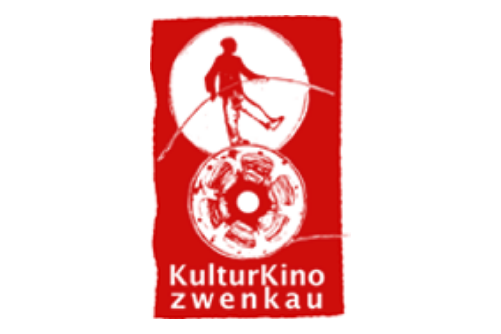 Das Logo für das „KulturKino Zwenkau“ ist auf einem roten, rechteckigen Hintergrund mit unebenen Rändern gestaltet. Zentral ist eine weiße Illustration zu sehen, die einen Seiltänzer auf einem Drahtseil über einer Filmspule darstellt. Unter der Grafik steht in einer weißen, schlichten Schrift zweizeilig der Name „KulturKino“ und darunter „zwenkau“.