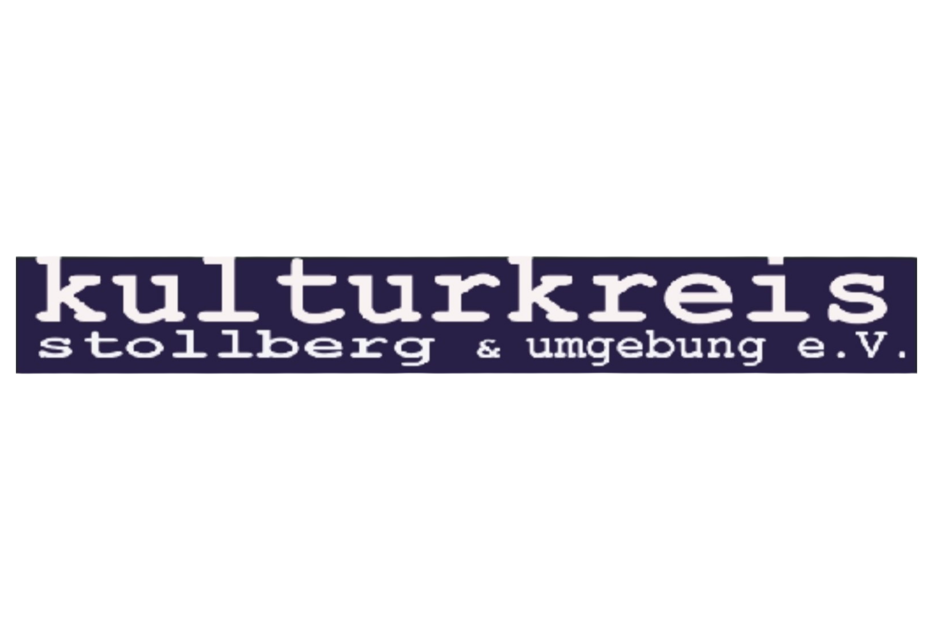 Das Logo des „kulturkreis stollberg & umgebung e.V.“ besteht aus einem dunkelblauen, rechteckigen Hintergrund, auf dem der Vereinsname in einer weißen, serifenbetonten Schreibmaschinenschrift zentriert platziert ist. Die erste Zeile lautet „kulturkreis“, darunter steht in einer etwas kleineren Schriftgröße „stollberg & umgebung e.V.“.