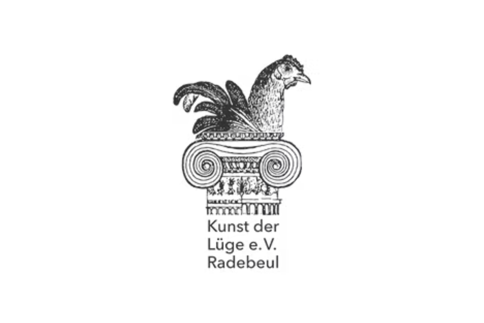 Das Logo des Vereins „Kunst der Lüge e.V. Radebeul“ ist in einer detailreichen, schwarz-weißen Illustration gehalten. Im Zentrum steht eine antike Säule mit einem ionischen Kapitell, auf der ein Huhn thront. Unter diesem Motiv ist der Vereinsname „Kunst der Lüge e.V.“ sowie der Ortsname „Radebeul“ in einer schlichten, serifenlosen Schrift untereinander angeordnet.