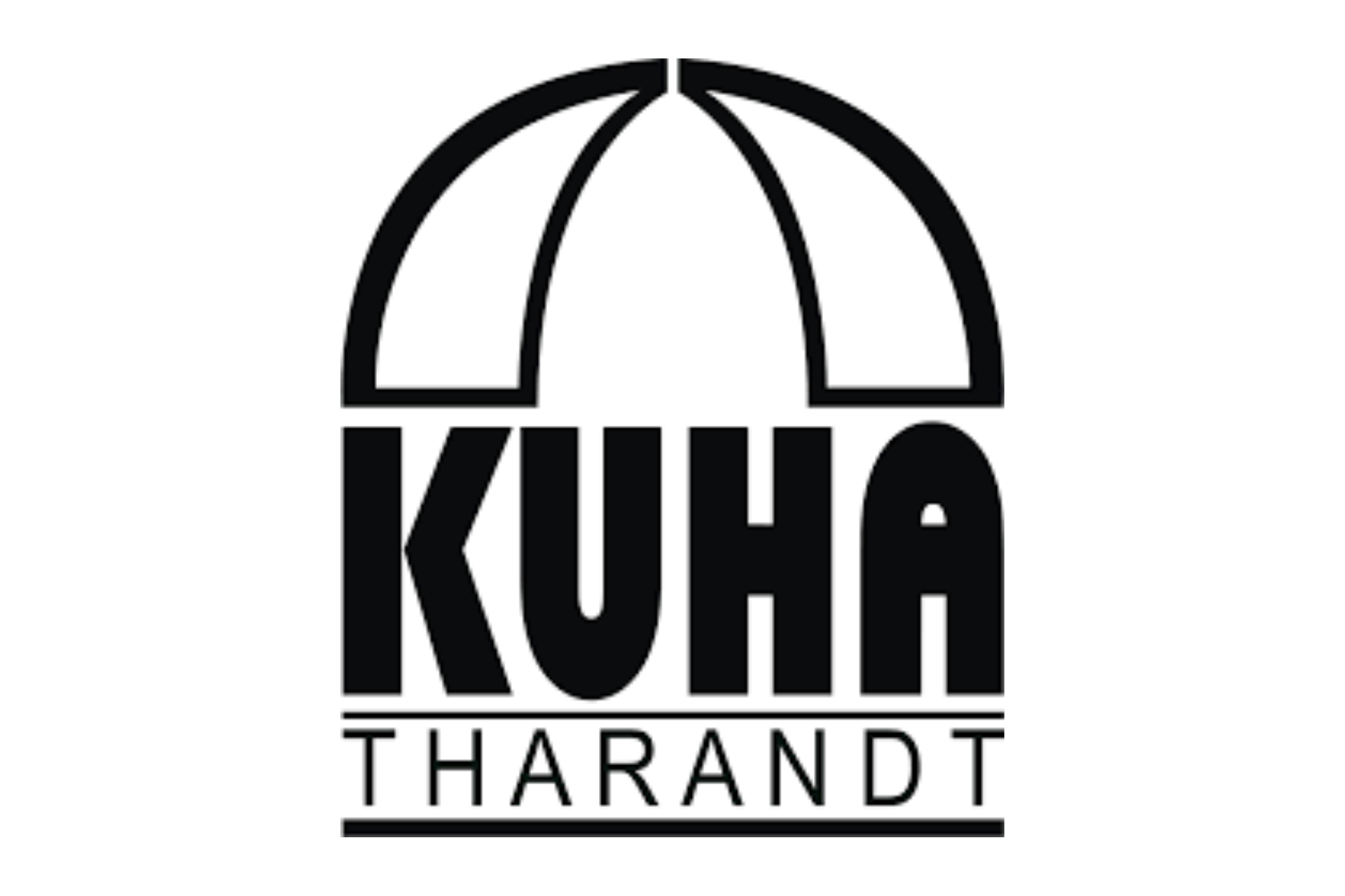  Gemini hat gesagt Das Logo des „KUHA THARANDT“ ist in Schwarz-Weiß gehalten und zeigt oberhalb des Schriftzugs ein stilisiertes, torbogenähnliches Element. Darunter steht in einer fetten, serifenlosen Blockschrift das Wort „KUHA“. Den Abschluss nach unten bildet der Schriftzug „THARANDT“ in einer schlichteren, dünneren Serifenschrift, der von zwei horizontalen Linien eingerahmt wird.