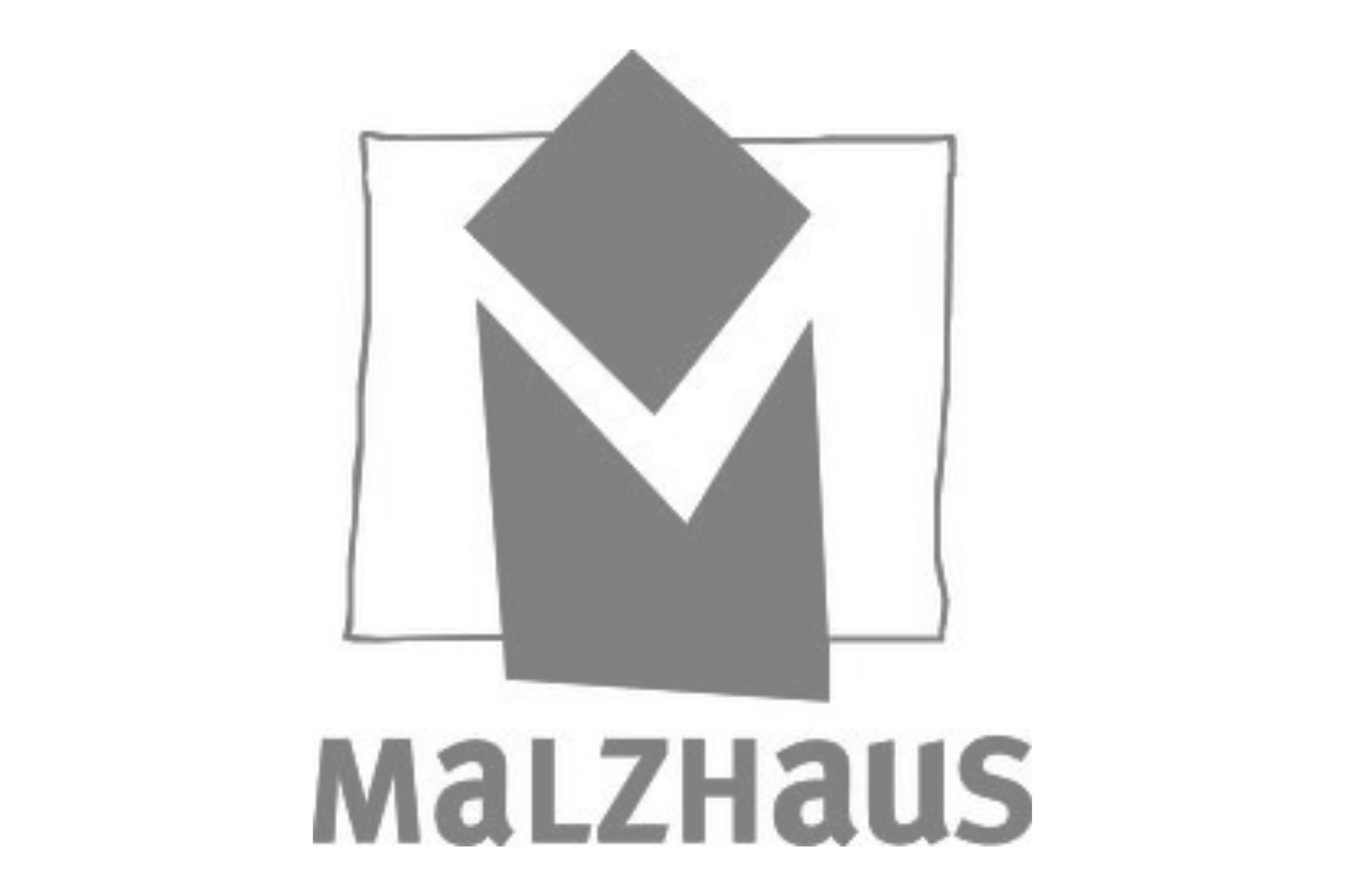 Das Logo für das „MALZHAUS“ zeigt in der Mitte ein graues, abstraktes Symbol, das an ein Haus mit einem Spitzdach erinnert und von einem dünnen, skizzierten Quadrat umrahmt wird. Unter diesem grafischen Element steht der Schriftzug „MaLZHaus“ in einer grauen, serifenlosen Schriftart auf weißem Hintergrund.