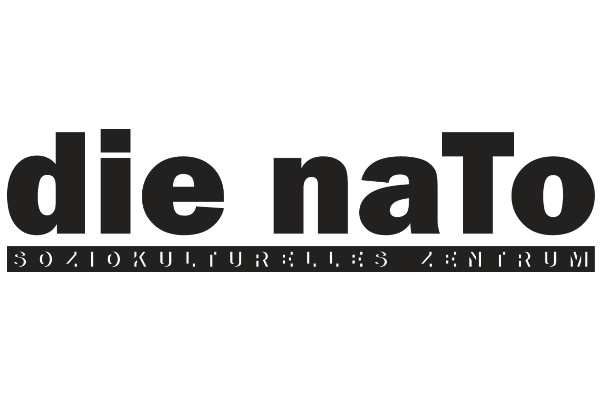  Gemini hat gesagt Das Logo von „die naTo“ besteht aus dem Namen in einer fetten, schwarzen, serifenlosen Schrift. Direkt darunter befindet sich ein schwarzer Balken, der den Zusatz „SOZIOKULTURELLES ZENTRUM“ in einer schmalen, weißen Serifenschrift enthält.
