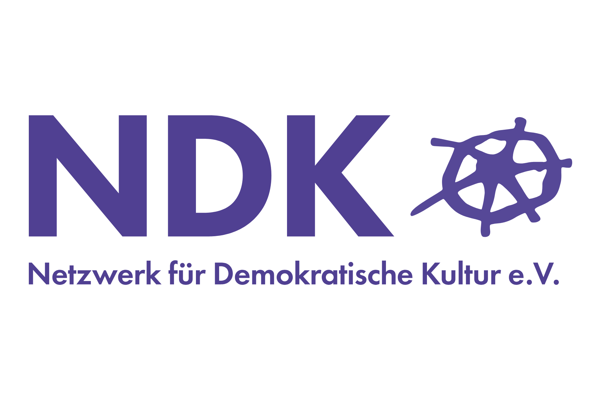 Das Logo des „Netzwerk für Demokratische Kultur e.V.“ (NDK) ist in einem kräftigen Violett auf weißem Hintergrund gehalten. Zentral steht das Akronym „NDK“ in einer serifenlosen, fetten Blockschrift. Auf der rechten Seite befindet sich eine stilisierte, handgezeichnete Grafik, die an ein Steuerrad oder ein komplexes Netzwerk erinnert. Unter der Wort-Bild-Marke ist der volle Vereinsname „Netzwerk für Demokratische Kultur e.V.“ in einer schlichteren, dünneren Schriftart platziert.