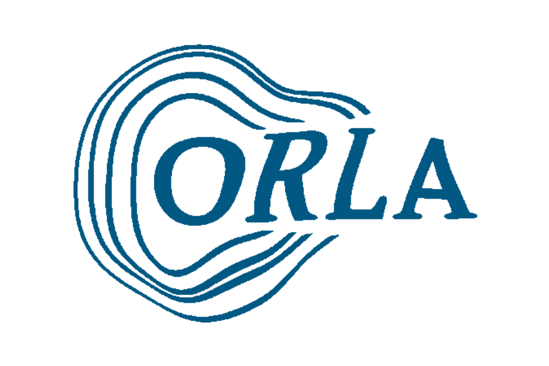 Das Logo für „ORLA“ besteht aus dem Namen in einer serifenbetonten, blauen Schriftart auf weißem Hintergrund. Die Buchstaben sind auf der linken Seite von mehreren konzentrischen, wellenförmigen blauen Linien umschlossen, die nach rechts hin offen sind und eine dynamische, fließende Form bilden.
