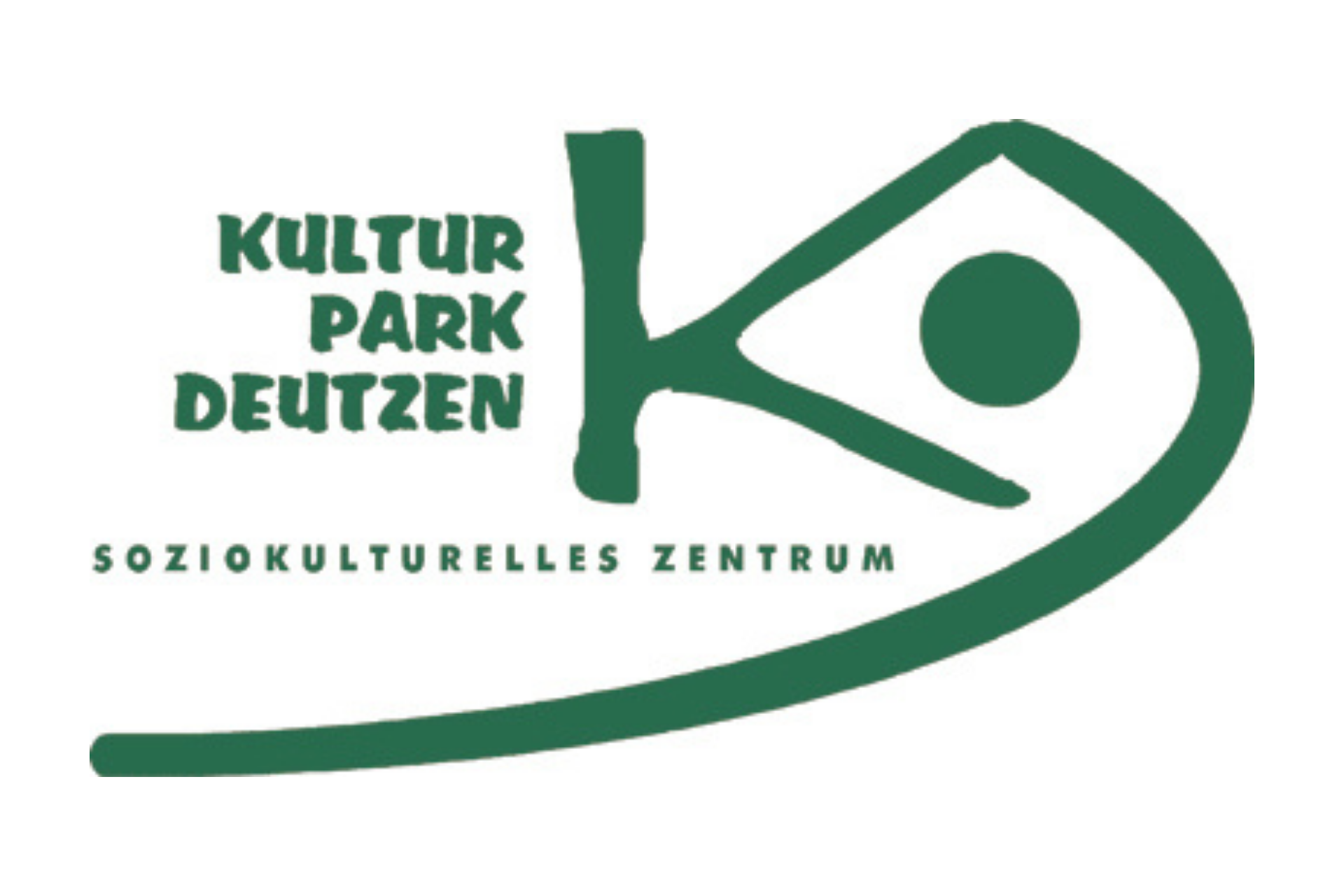Das Logo für den „Kulturpark Deutzen“ ist vollständig in einem dunklen Grünton auf weißem Hintergrund gestaltet. Auf der linken Seite steht der Name „KULTUR PARK DEUTZEN“ in drei Zeilen untereinander in einer markanten, serifenlosen Schrift. Rechts daneben befindet sich ein großes, abstraktes grafisches Element, das an eine Kombination aus den Buchstaben „K“ und „D“ oder ein stilisiertes Auge erinnert und in einer langen, geschwungenen Linie nach links unten ausläuft. Unterhalb des Namens und der Grafik steht in einer kleineren, schlichten Schrift der Zusatz „SOZIOKULTURELLES ZENTRUM“.
