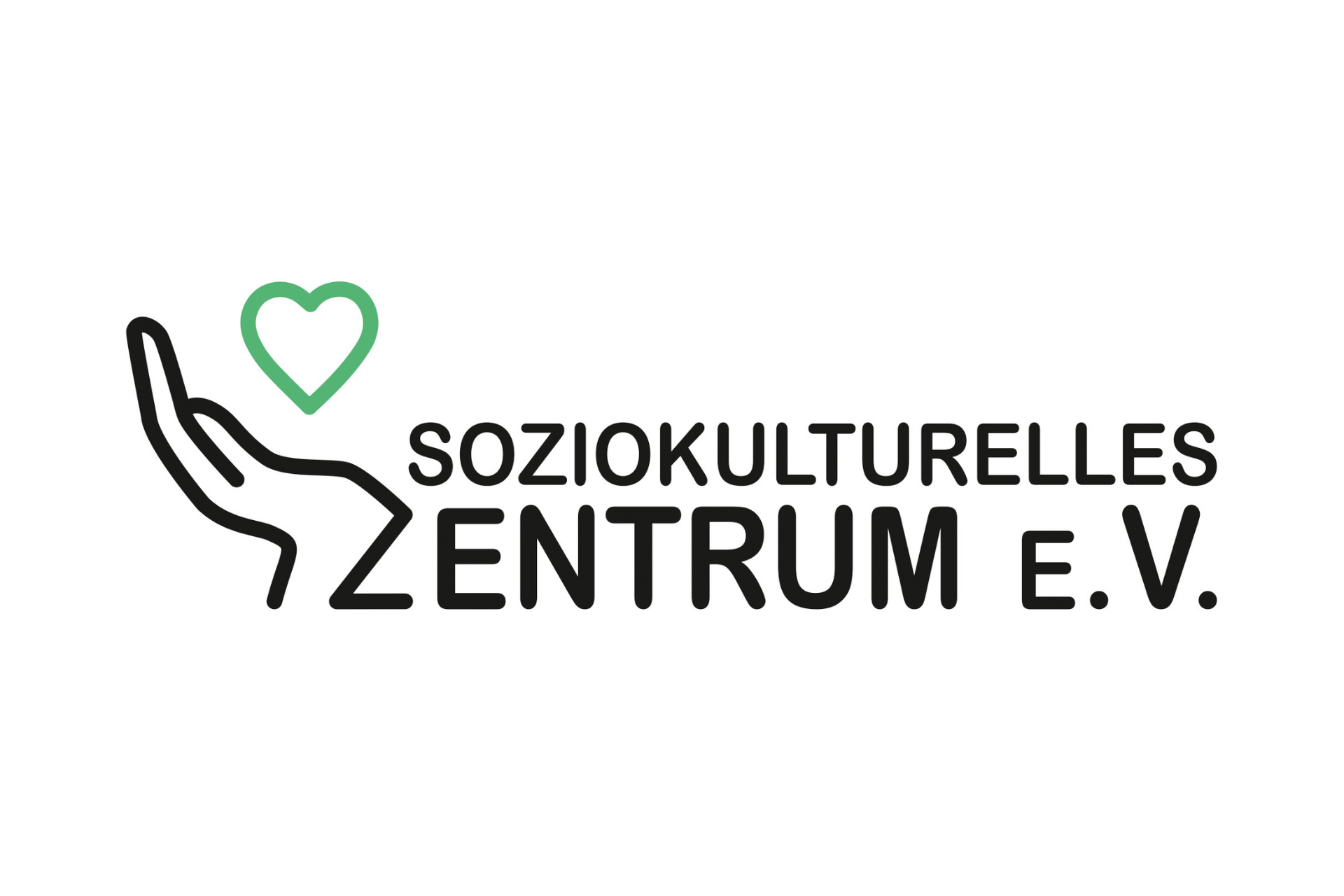 Das Logo des „SOZIOKULTURELLEN ZENTRUMS E.V.“ ist auf weißem Hintergrund gestaltet und kombiniert eine Bildmarke mit einem zweizeiligen Schriftzug. Der Aufbau des Logos umfasst folgende Elemente: Bildmarke: Auf der linken Seite befindet sich eine stilisierte, schwarze Umrisszeichnung einer nach oben geöffneten Hand. Über der Hand schwebt ein kleines, grün umrandetes Herz-Symbol. Schriftzug: Rechts daneben ist der Name in zwei Zeilen platziert. Die obere Zeile lautet „SOZIOKULTURELLES“ in einer schlichten, schwarzen serifenlosen Schrift. Hervorhebung: Die untere Zeile zeigt das Wort „ZENTRUM“ in einer deutlich größeren und fetteren schwarzen Blockschrift, gefolgt von dem Zusatz „e.V.“. Der Anfangsbuchstabe „Z“ ist dabei grafisch so verlängert, dass er die Handzeichnung unterstreicht.