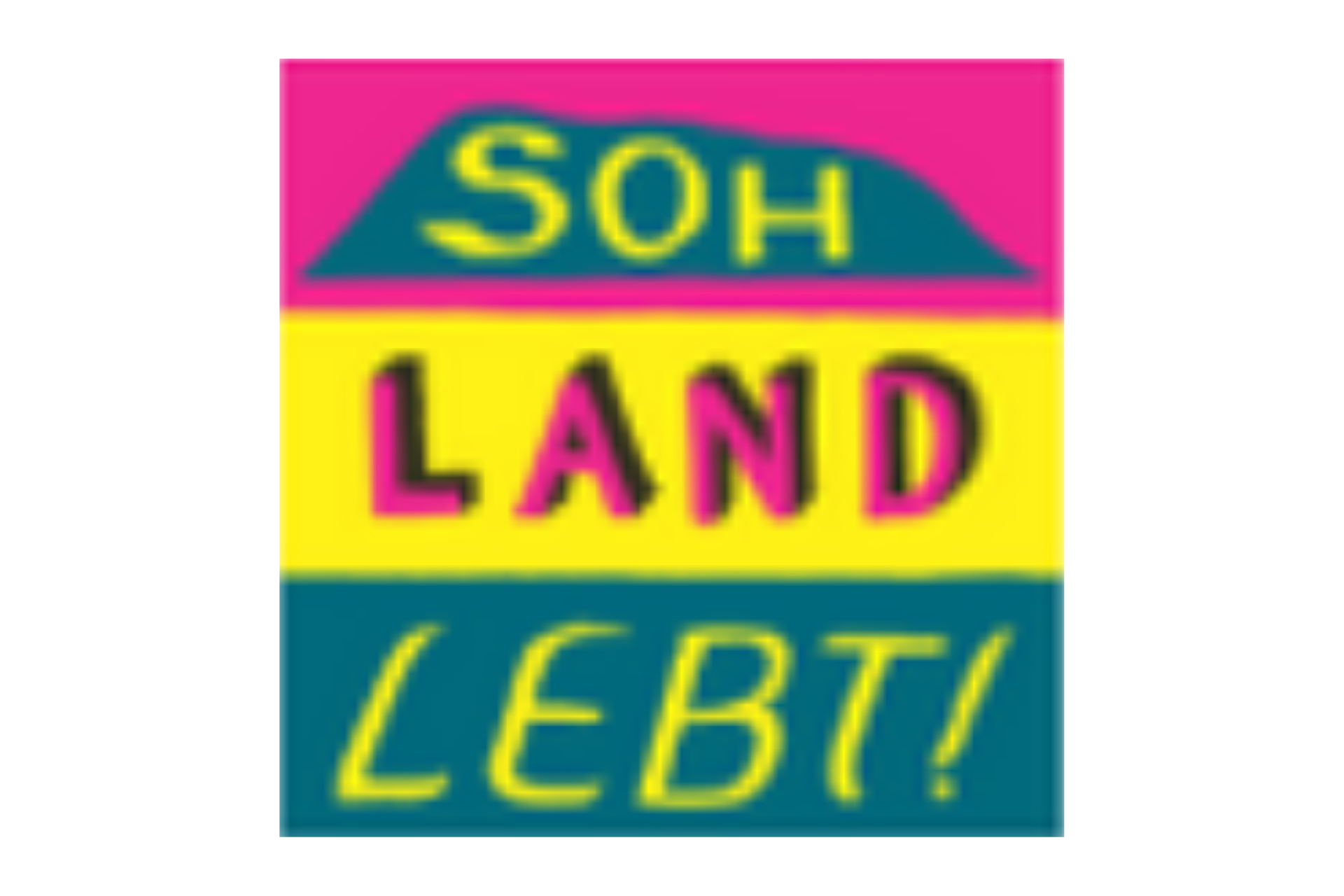 Das Logo mit dem Schriftzug „SOH LAND LEBT!“ ist in einem quadratischen Format gestaltet und in drei farblich markante, horizontale Ebenen unterteilt. Der Aufbau des Logos ist wie folgt: Obere Ebene: Auf einem leuchtend pinkfarbenen Hintergrund befindet sich eine dunkelblaue Silhouette, die an einen Berg oder Hügel erinnert. Darin steht das Wort „SOH“ in gelben Großbuchstaben. Mittlere Ebene: In einem gelben Balken ist das Wort „LAND“ platziert. Die pinkfarbenen Buchstaben sind fett gedruckt und besitzen einen schwarzen Schlagschatten, der ihnen eine dreidimensionale Optik verleiht. Untere Ebene: Die Basis bildet ein dunkelblauer Balken, in dem das Wort „LEBT!“ in einer gelben, kursiven Handschrift steht.