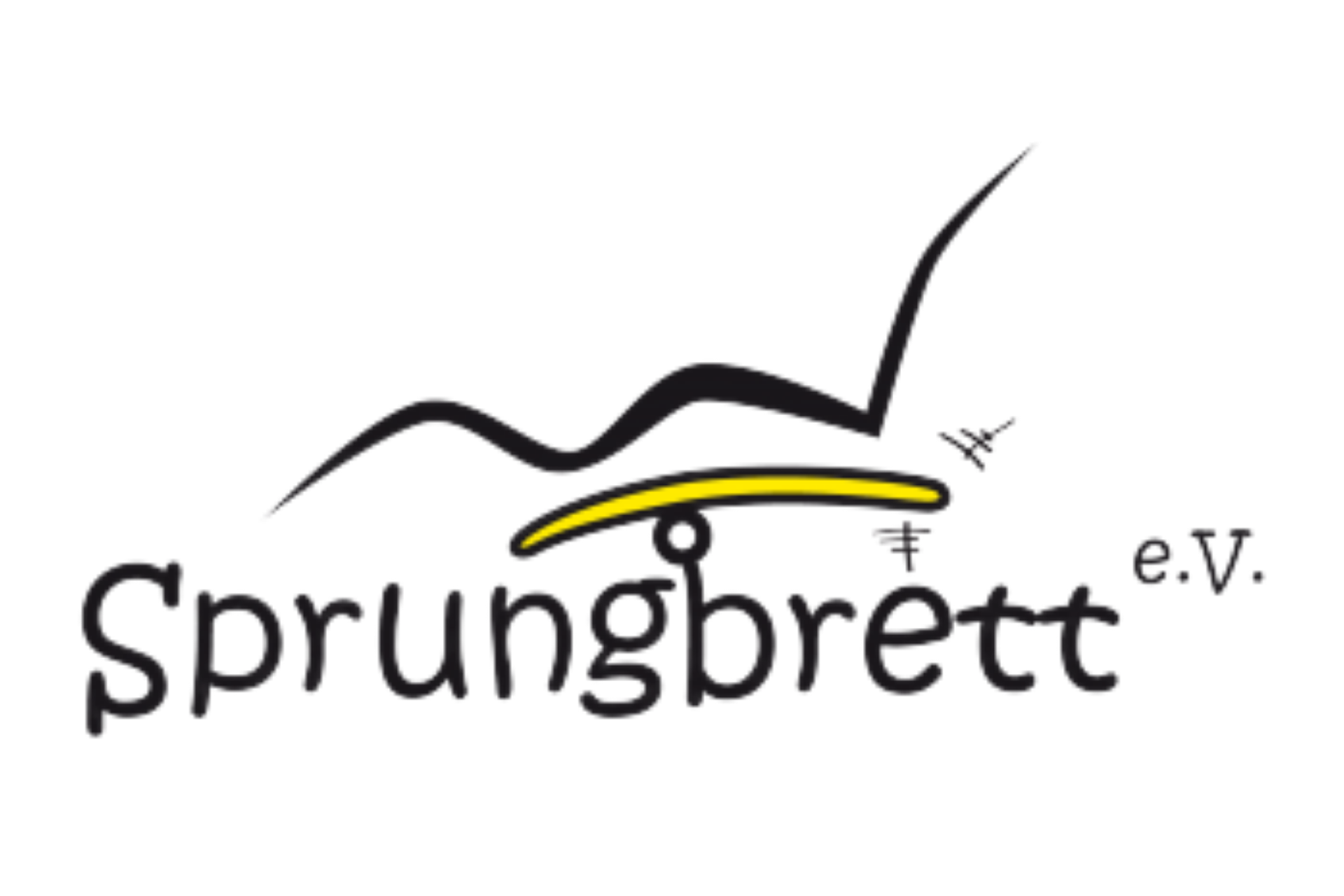 Das Logo für den Verein „Sprungbrett e.V.“ ist auf einem weißen Hintergrund gestaltet und kombiniert eine abstrakte Grafik mit einem Schriftzug. Der Aufbau des Logos im Detail: Bildmarke: Im oberen Teil befindet sich eine dynamische, schwarze Wellenlinie, die von links nach rechts ansteigt. Darunter ist ein gelber, leicht gebogener Balken platziert, der auf einem kleinen Kreis ruht und so an ein stilisiertes Sprungbrett oder eine Wippe erinnert. Kleine, feine Striche am rechten Ende des Balkens deuten Bewegung oder Vibration an. Schriftzug: Zentral unter der Grafik steht das Wort „Sprungbrett“ in einer schwarzen, leicht verspielten und abgerundeten Serifenschrift. Der erste Buchstabe „S“ ist dabei besonders geschwungen gestaltet. Ergänzung: Rechts oberhalb des Wortendes ist der Zusatz „e.V.“ in einer kleineren, schlichten Schrift angefügt.