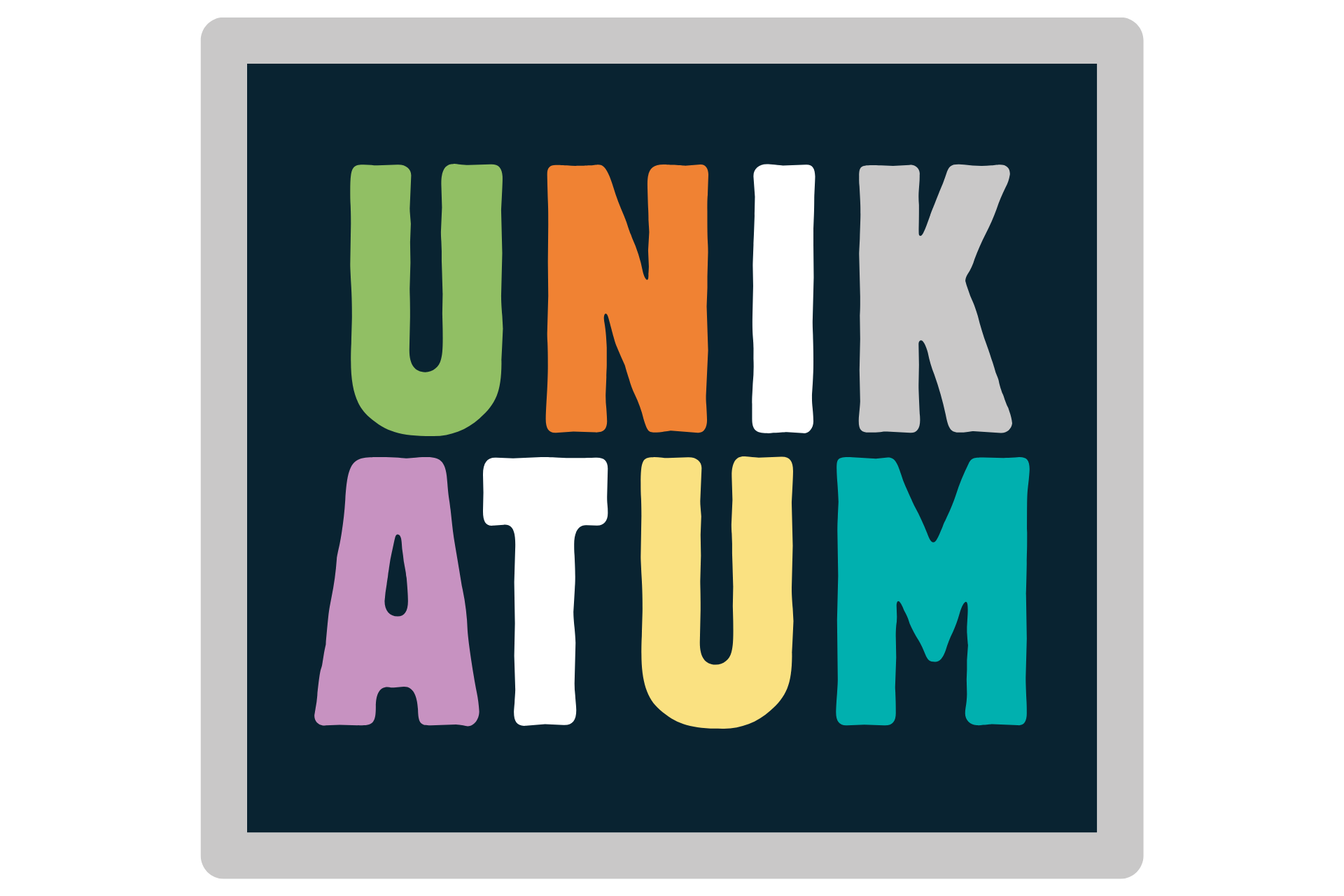 Das Logo für das „UNIKATUM Kindermuseum Leipzig“ ist als farbenfrohes Quadrat gestaltet. Hier sind die Details für den Alternativ-Text: Hintergrund: Ein dunkelblaues Quadrat, das von einem breiten, hellgrauen Rahmen umschlossen wird. Schriftzug: Der Name „UNIKATUM“ ist in zwei Zeilen aufgeteilt und füllt das Quadrat fast vollständig aus. In der oberen Zeile steht „UNIK“, darunter „ATUM“. Typografie: Die Buchstaben sind in einer fetten, leicht unregelmäßigen und verspielten serifenlosen Schriftart gesetzt, die an einen handgezeichneten Stil erinnert. Farbgestaltung: Jeder Buchstabe besitzt eine eigene Farbe. In der oberen Zeile sind dies Grün (U), Orange (N), Weiß (I) und Grau (K). In der unteren Zeile folgen Rosa (A), Weiß (T), Gelb (U) und Türkis (M).