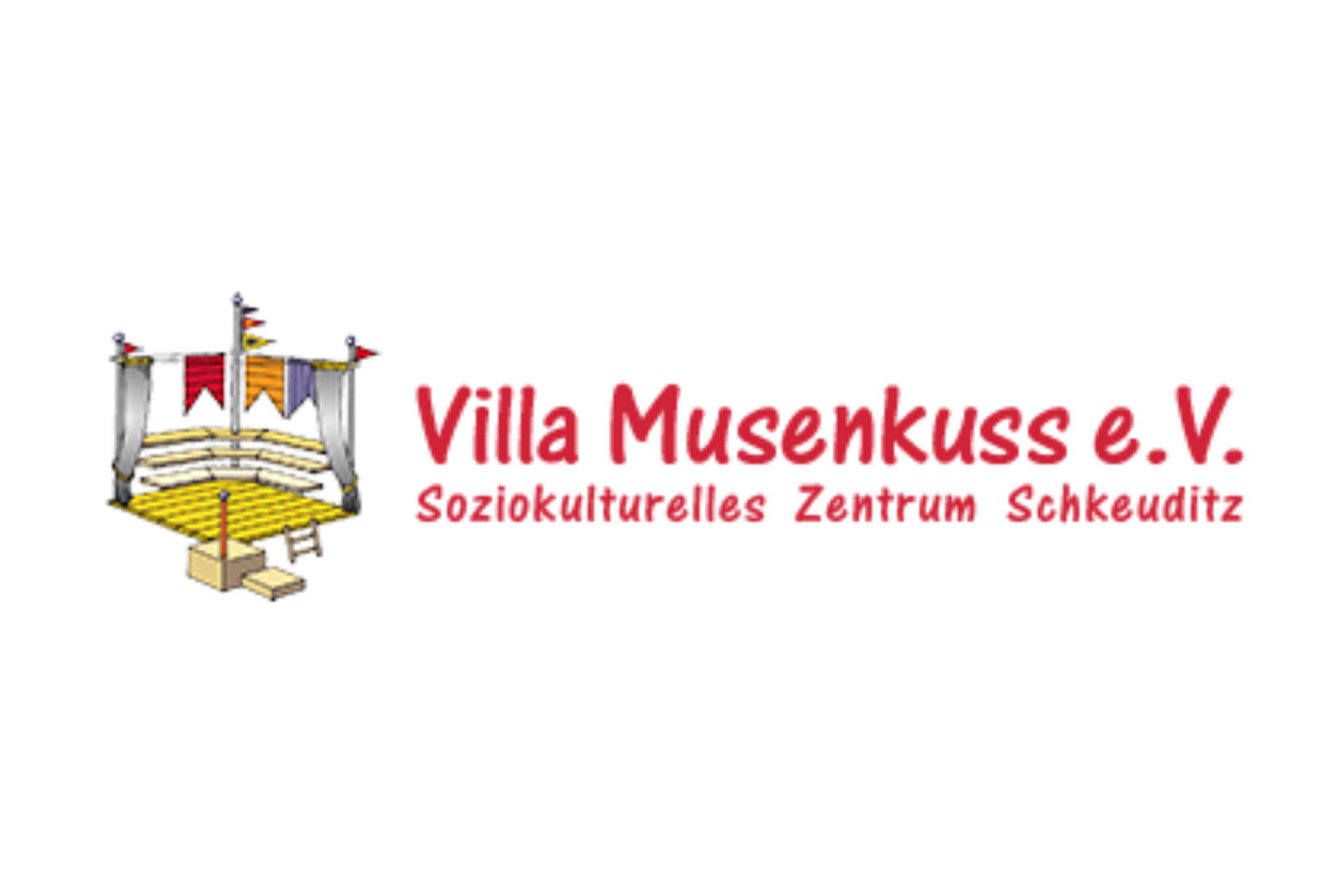 Das Logo des Vereins „Villa Musenkuss e.V.“ ist auf einem weißen Hintergrund gestaltet und kombiniert eine detaillierte, farbenfrohe Illustration mit einem zweizeiligen Schriftzug. Hier sind die Details für den Alternativtext: Bildmarke: Auf der linken Seite befindet sich eine Illustration einer kleinen Holzoberfläche oder Bühne mit gelben Dielen. Sie ist von Pfosten mit bunten Wimpeln und grauen Vorhängen umschlossen, was an ein kleines Theaterzelt oder eine Freilichtbühne erinnert. Hauptschriftzug: Rechts daneben steht der Name „Villa Musenkuss e.V.“ in einer roten, abgerundeten und freundlich wirkenden Sans-Serif-Schrift. Untertitel: Direkt darunter befindet sich in einer kleineren, ebenfalls roten Schrift der Zusatz „Soziokulturelles Zentrum Schkeuditz“.