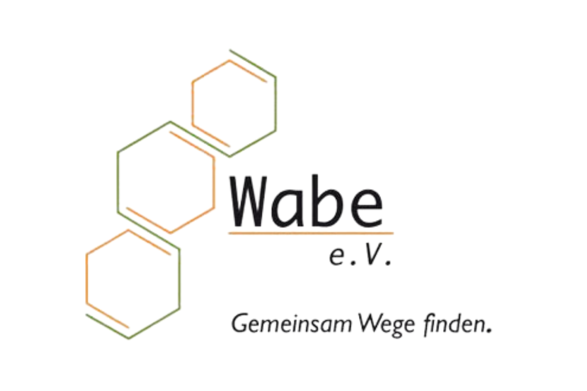 Das Logo des Vereins „Wabe e.V.“ ist auf einem weißen Hintergrund gestaltet und kombiniert eine geometrische Bildmarke mit einem mehrteiligen Schriftzug. Hier sind die Details für den Alternativtext: Bildmarke: Auf der linken Seite befinden sich drei übereinander gestapelte, sechseckige Wabenformen. Die Umrisslinien der Waben weisen einen feinen Farbverlauf von Grün nach Orange auf und sind an den Ecken teilweise offen gestaltet. Hauptschriftzug: Rechts neben der mittleren Wabe steht das Wort „Wabe“ in einer schwarzen, serifenlosen Schrift. Das Wort ist mit einer dünnen, orangefarbenen Linie unterstrichen. Zusatz: Direkt unter der Linie ist der Zusatz „e.V.“ in einer etwas kleineren, kursiven schwarzen Schrift platziert. Slogan: Den unteren Abschluss des Logos bildet der Slogan „Gemeinsam Wege finden.“ in einer eleganten, kursiven schwarzen Schriftart.