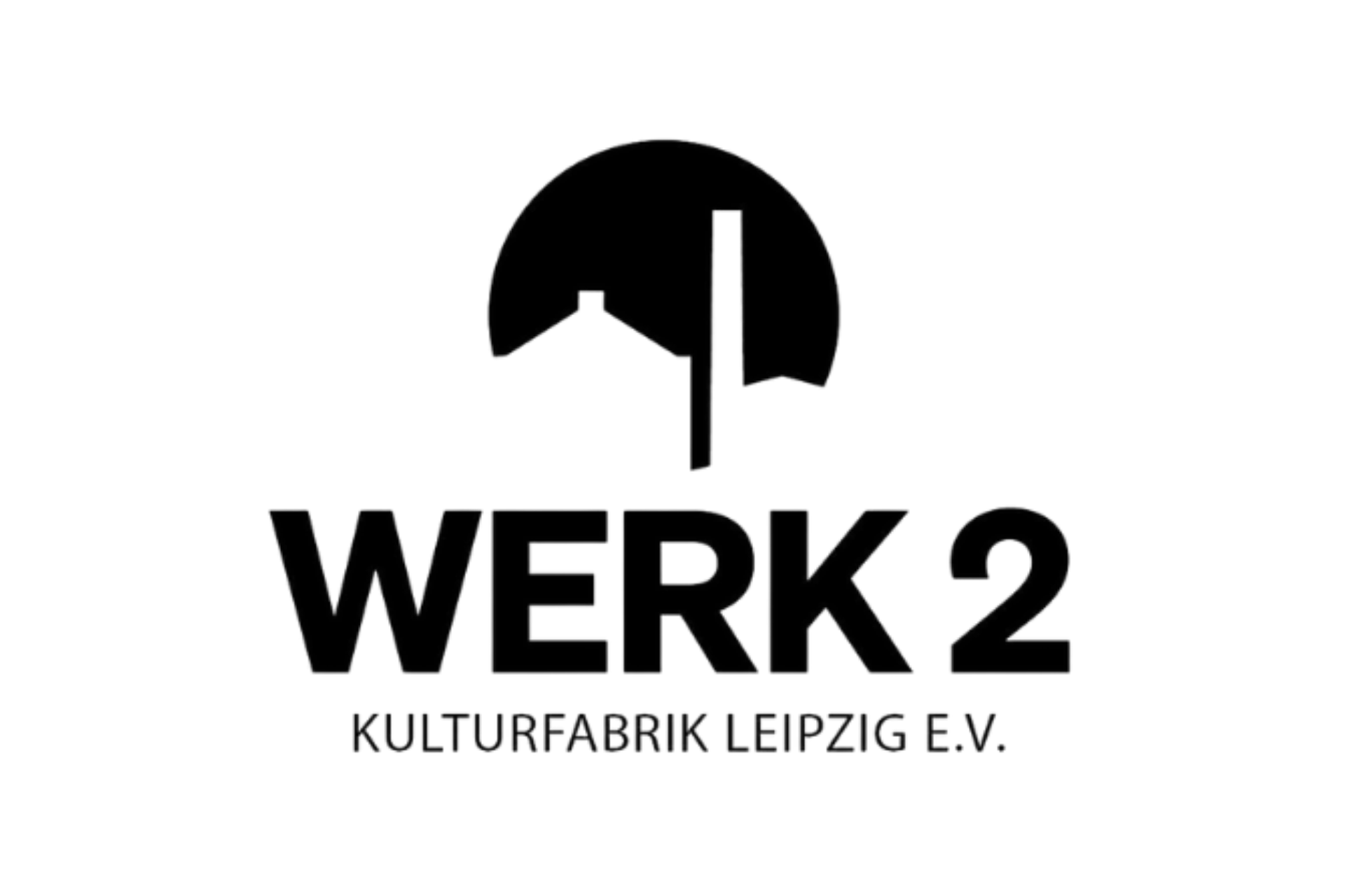 Das Logo der „WERK 2 – KULTURFABRIK LEIPZIG E.V.“ ist in einem minimalistischen Schwarz-Weiß-Design gestaltet und vertikal aufgebaut. Hier sind die Details für den Alternativtext: Bildmarke: Im oberen Teil befindet sich ein schwarzer Kreis, aus dem im unteren Bereich die weiße Silhouette eines Fabrikgebäudes mit einem markanten, hohen Schornstein ausgespart ist. Die Grafik symbolisiert den industriellen Charakter des Standorts. Hauptschriftzug: Direkt unter der Grafik steht das Wort „WERK 2“ in einer sehr großen, fetten und serifenlosen schwarzen Blockschrift. Zusatz: Den unteren Abschluss bildet der Schriftzug „KULTURFABRIK LEIPZIG E.V.“ in einer deutlich kleineren, schlichten und ebenfalls serifenlosen Schriftart.
