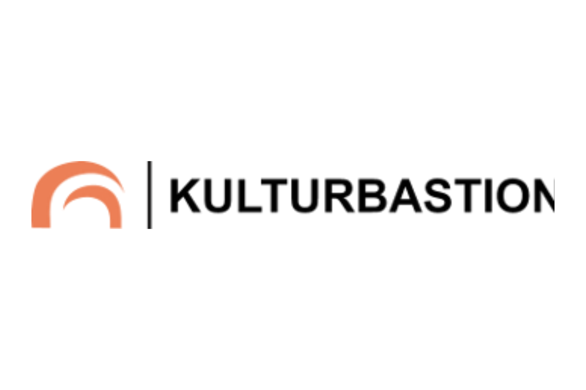 Das Logo der „KULTURBASTION“ ist modern und minimalistisch auf weißem Hintergrund gestaltet. Hier sind die Details für den Alternativtext: Bildmarke: Auf der linken Seite befindet sich ein abstraktes Symbol in einem warmen Orangeton. Es besteht aus zwei ineinanderliegenden, nach unten geöffneten Bögen, die an ein stilisiertes Brückengewölbe oder eine architektonische Bastionsform erinnern. Trennlinie: Die Bildmarke ist durch einen dünnen, vertikalen schwarzen Strich vom Schriftzug getrennt. Schriftzug: Rechts daneben steht das Wort „KULTURBASTION“ in einer serifenlosen schwarzen Blockschrift. Die Buchstaben sind in Großbuchstaben gesetzt und wirken durch ihre klare Form sehr sachlich.