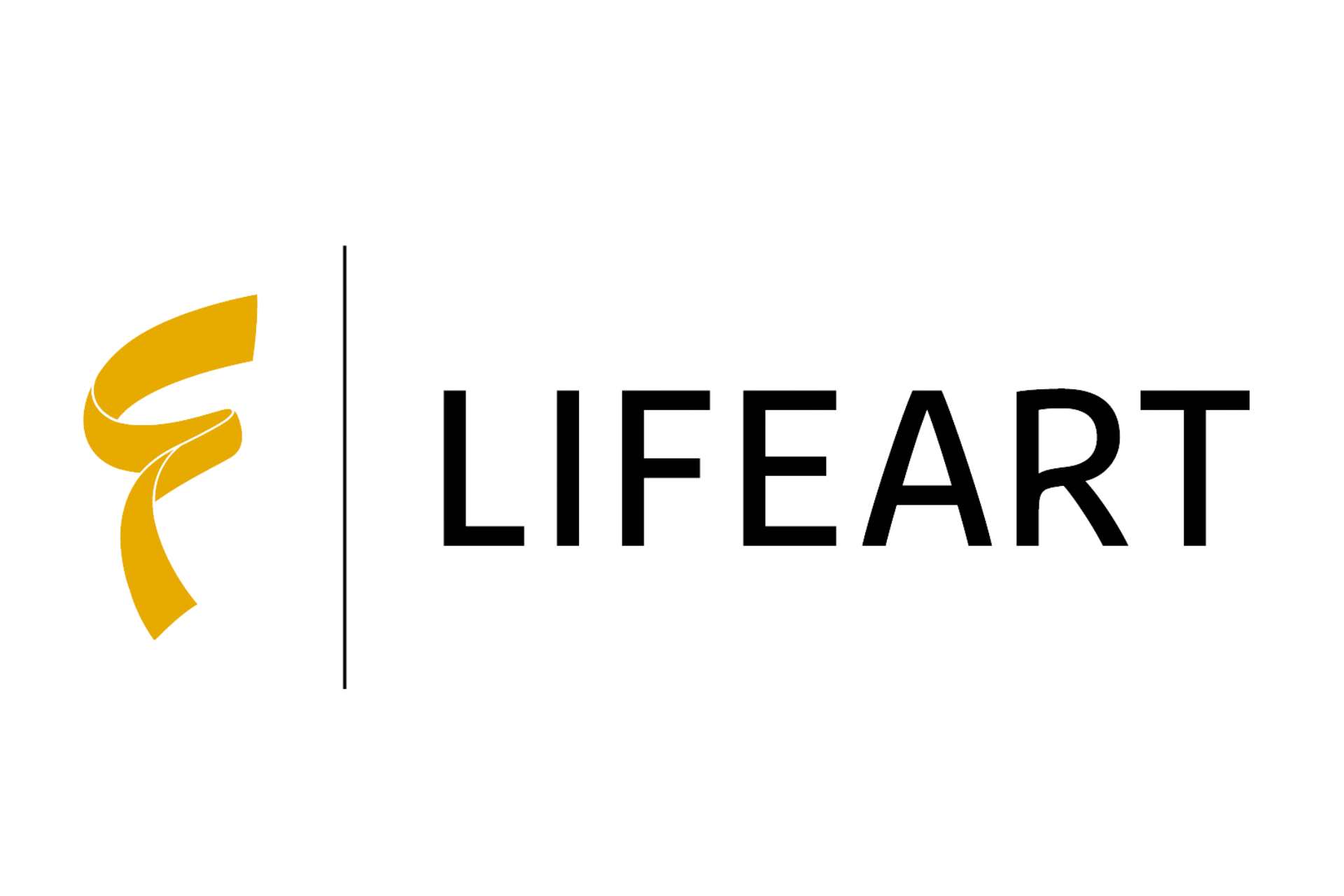 Das Logo für „LIFEART“ (Soziokultur Freital) ist modern und minimalistisch auf weißem Hintergrund gestaltet. Der Aufbau des Logos umfasst folgende Elemente: Bildmarke: Auf der linken Seite befindet sich ein abstraktes Symbol in einem kräftigen Gelbgold. Es handelt sich um ein geschwungenes, bandartiges Element, das die Form eines stilisierten „f“ (für Freital) andeutet. Trennlinie: Die Bildmarke ist durch einen feinen, vertikalen schwarzen Strich vom Schriftzug getrennt. Schriftzug: Rechts neben der Linie steht das Wort „LIFEART“ in einer schlichten, schwarzen serifenlosen Blockschrift. Alle Buchstaben sind in Großbuchstaben gesetzt, wobei die Schriftart klar und gut lesbar ist.