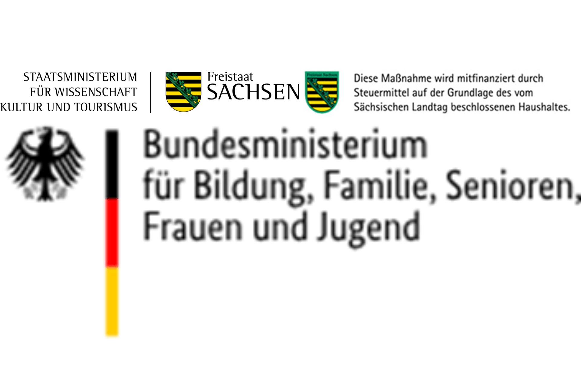Logos vom SMWK Sachsen und Bundesministerium für Familie, Senioren, Frauen und Jugend (BMFSFJ).